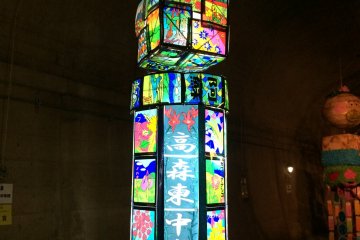 <p>Takamori&nbsp;Higashi Middle School&#39;s motif, a lamp with drawings of local flowers&nbsp;</p>