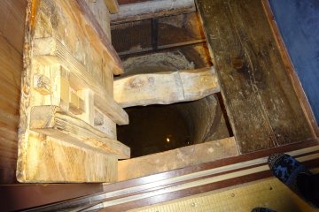 В коридоре выкопана яма-ловушка глубиной три метра. 