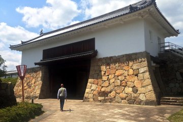 <p>While not the largest castle in Japan, the size of the gatehouse is massive on a human scale.</p>
