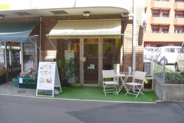 <p>Senz is only minutes from Itsutsubashi station</p>