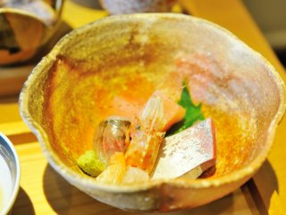 Món Sashimi ( cá sống thái nhỏ ) của nodoguro ( cá chẽm hồng ) và tôm nước sâu! Hương vị mặn mòi của biển lan tỏa trong miệng tôi.