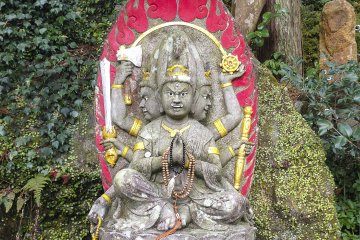이것은 난해한 불교의 또 다른 신인 아이젠 묘오다. 그는 욕망을 없애고 영적인 자각을 이루게 하는 것을 상징한다