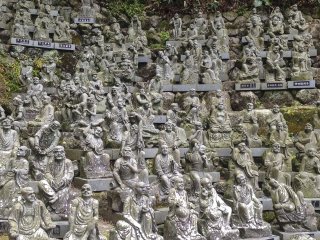 Một hàng lớn các bức tượng Phật Giáo, một một nhân vật có chi tiết riêng vô cùng độc đáo.