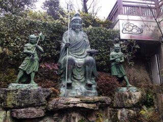 役行者 ( えんのぎょうじゃ ) と彼に付き従う前鬼・後鬼の銅像。修験道の開祖として知られる役行者信仰は、神道や道教、密教が融合した興味深い日本の伝統を象徴している。