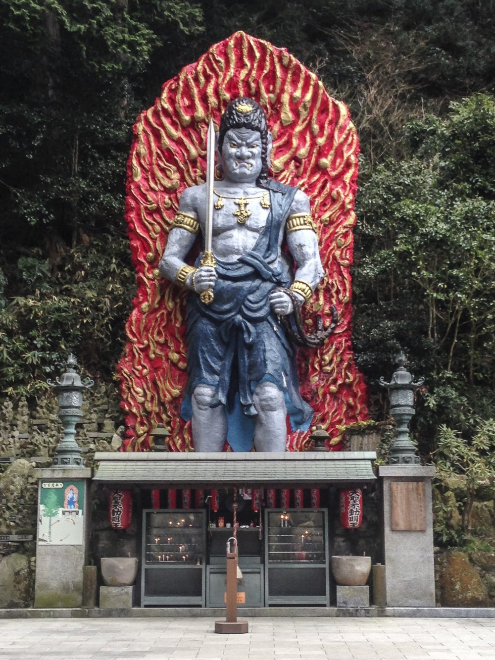 Patung dewa Buddha terkenal yang besar dan penuh warna, Fudō Myō-ō.
