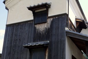 Здание старого образца с древесиной, обработанной углем и маленькими окнами &nbsp;