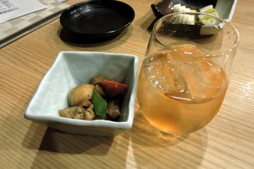 <p>Umeshu (plum sake), an appetizer and Japanese pickles</p>