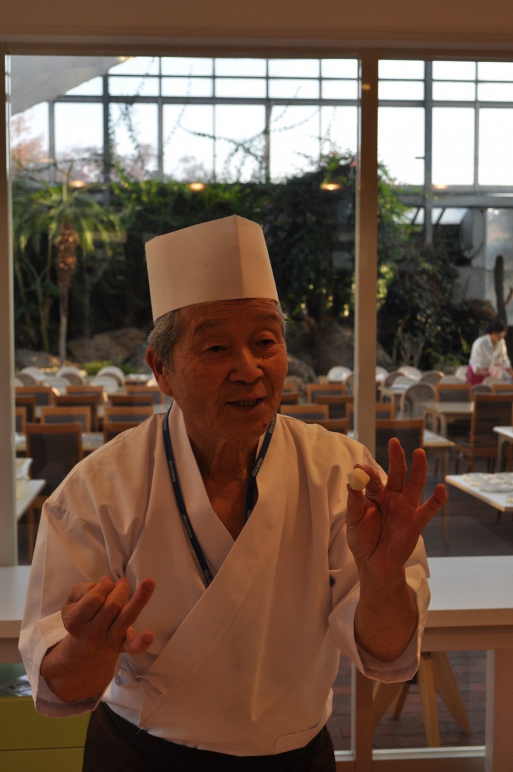 เชฟขนมหวาน คุณ Tadao Kaburagi กำลังสาธยายศิลปการทำวะกะชิ (wagashi)