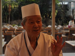 เชฟขนมหวาน คุณ Tadao Kaburagi กำลังสาธยายศิลปการทำวะกะชิ (wagashi)