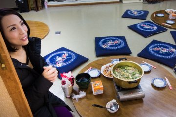 <p>Megumi Kitazakura&nbsp;explains sumo cuisine before lunch is served</p>