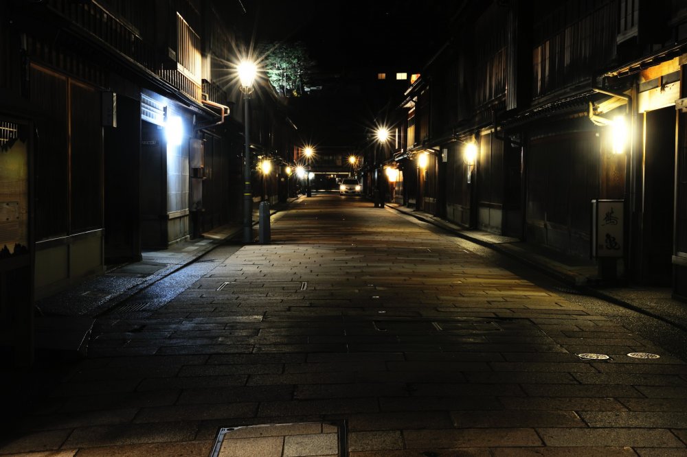 Những con đường ở Higashi Chaya-machi vẫn còn mang nét cổ kính của thị trấn có tòa thành cổ Kaga Hyakumangoku ( tên gọi của Phiên Kaga vào thời phong kiến Nhật Bản )