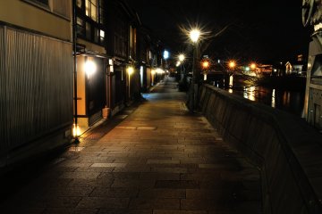 <p>Вымощенные камнем улицы вдоль реки Асано в городке Казуэ-мати сохраняют намек на их прежний облик</p>