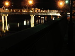 Ánh đèn bí ẩn phản chiếu trên mặt sông