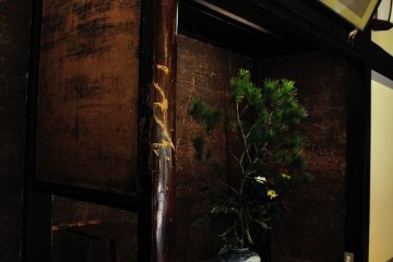 <p>The alcove in the &#39;Room of Dragon&#39; on the second floor. The famous sword cuts a historical figure Ryoma Sakamoto made can be seen on one pillar.</p>