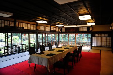 <p>The Room of Dragon is spacious, with 36 tatami mats. The floor-to-ceiling sliding glass doors on the east and south sides invite bright sunshine into the room.</p>