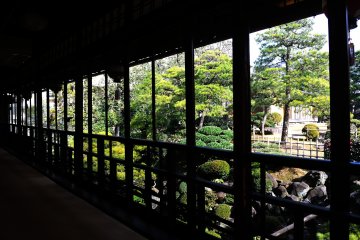 <p>The view of the 2,640㎡ Kagetsu Sansui Garden seen from the north side of the Room of Dragon</p>