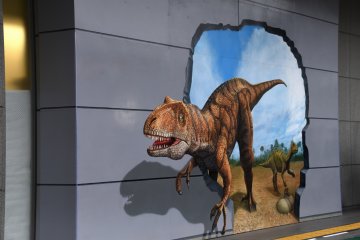 <p>Trick art painting of Fukui-raptor on a wall of JR Fukui Station terminal building</p>