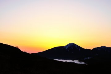 <p>The eastern sky was tinged with red and I could see the Kita-Yatsugatake ropeway</p>