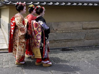 Three little maiko (I don&#39;t think they are real ones!)