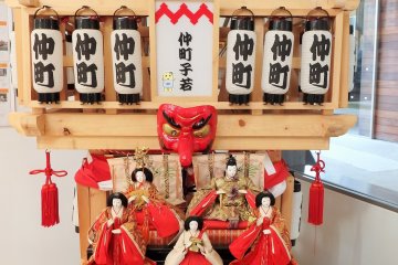 <p>This is an interesting mix of hina doll and mikoshi (portable float).</p>