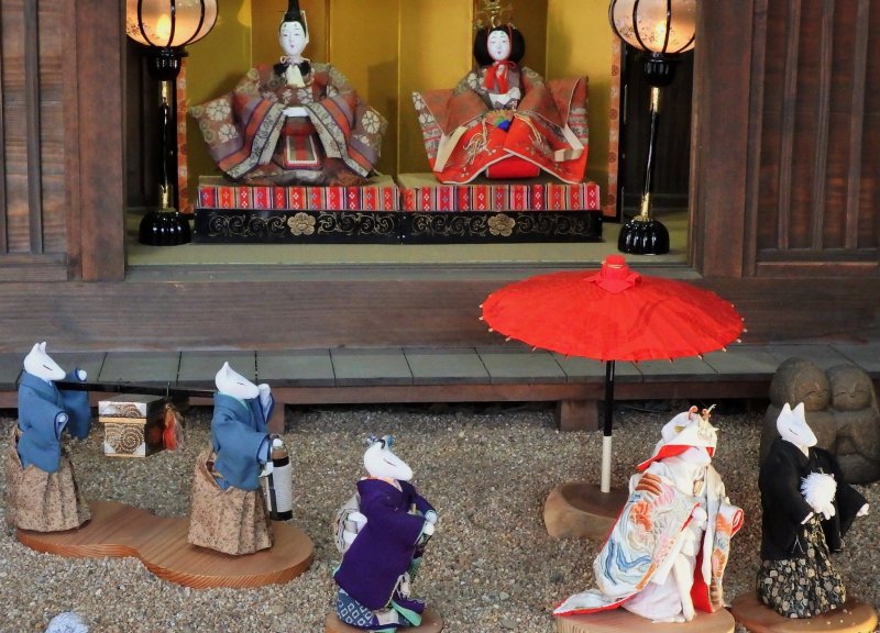 <p>These traditional hina dolls are being visited by a collection of kimono-clad foxes in a wedding procession!</p>