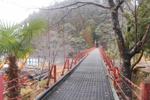 Pont rouge &agrave; proximit&eacute; du chemin Kohechi