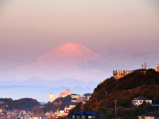 Je me suis réveillée à 6h, j'ai ouvert les rideaux et devinez ce que j'ai trouvé ? Un Mont Fuji rose me souhaitant une bonne journée ! 