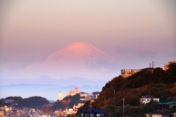 I woke up at six o&#39;clock in the morning, opened the curtains of my window, and guess what I found? A pink Mt. Fuji saying &#39;Good morning&#39; to me!