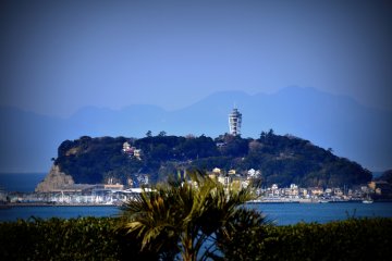 나는 또한 창문에서 작은 에노시마 섬을 볼 수 있었다