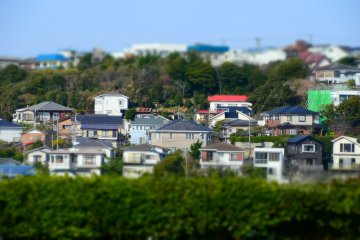 Tilt-shift photo of houses on the hill in the distance from Kamakura Prince Hotel