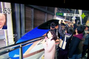 Pengunjung antusias menyambut Hokuriku Shinkansen