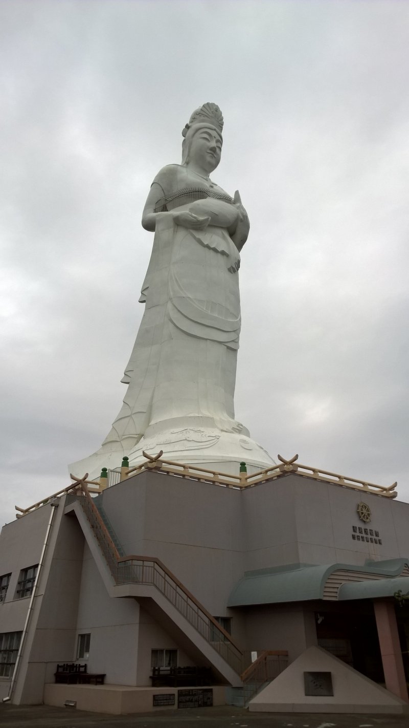 <p>The big Kannon, notice the sea connection</p>