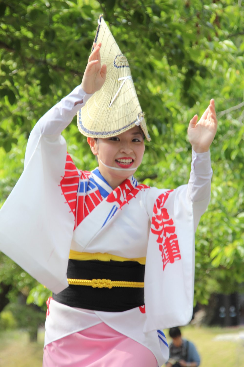 Female dancer wearing an amigasa hat and yukata