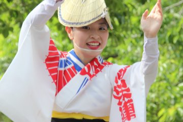 <p>นักเต้นหญิงสวมหมวกอะมิกะสะ (amigasa) และชุดยูกาตะ</p>