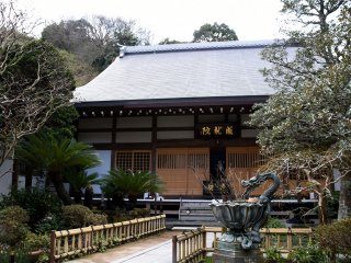 Front view of Jojuin Temple&#39;s main hall with manicured Japanese garden in the foreground