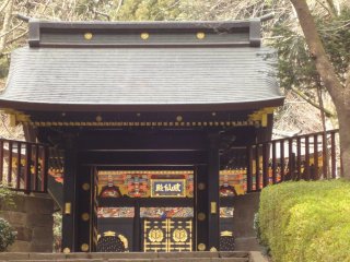 Kyogamine&nbsp;has three mausoleums built in the Momoyama architectural style