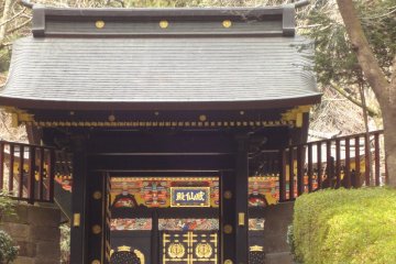 <p>Kyogamine&nbsp;has three mausoleums built in the Momoyama architectural style</p>