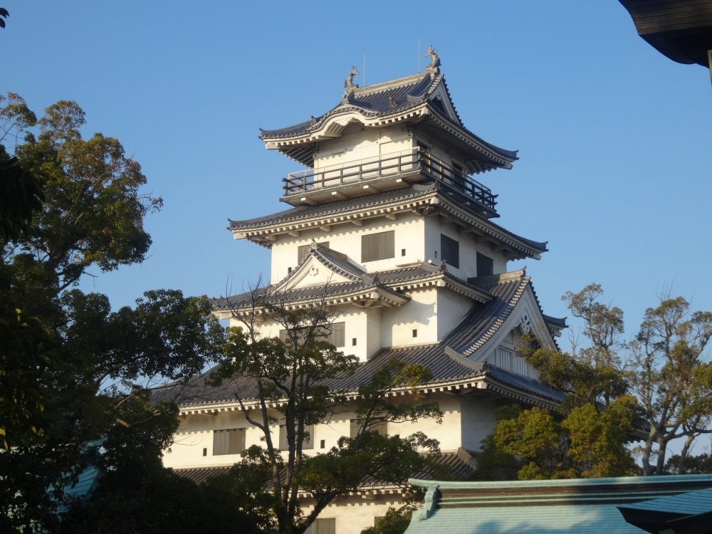 M&ecirc;me si elle f&ucirc;t uniquement reconstruite en 1980, la tour reste un exemple impressionant d&#39;architecture japonaise