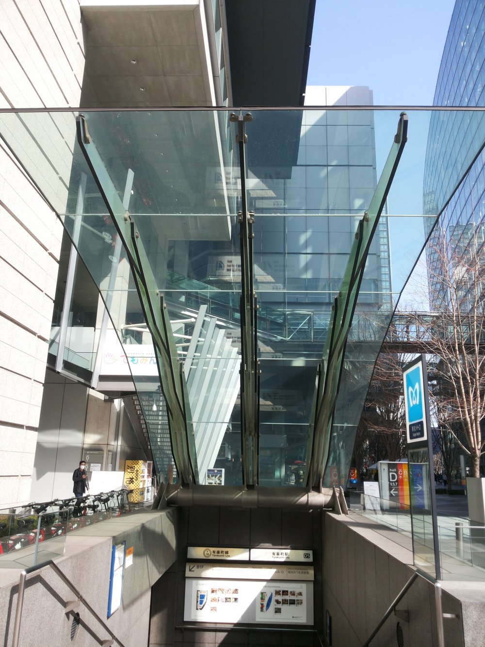 Yurokucho Kanopi. Kanopi&nbsp;kaca&nbsp;ini adalah free standing glass structure terbesar di dunia.&nbsp; Ukurannya mencapai 35 x 16 kaki.