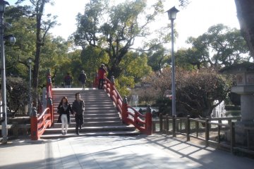 <p>สะพานในบริเวณสวนของศาลเจ้าดาไซฟุ</p>