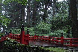 "Jembatan Tuhan" yang dipernis merah, atau Shinkyo dalam Bahasa Jepang. Seberangi jembatan ini dan Anda akan berada di daerah suci Gunung Haguro.