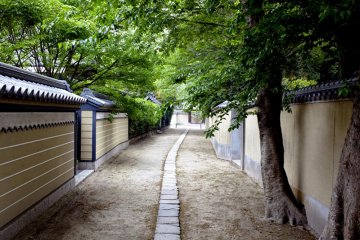Позади храма Тотёдзи можно найти лабиринт из тихих улочек