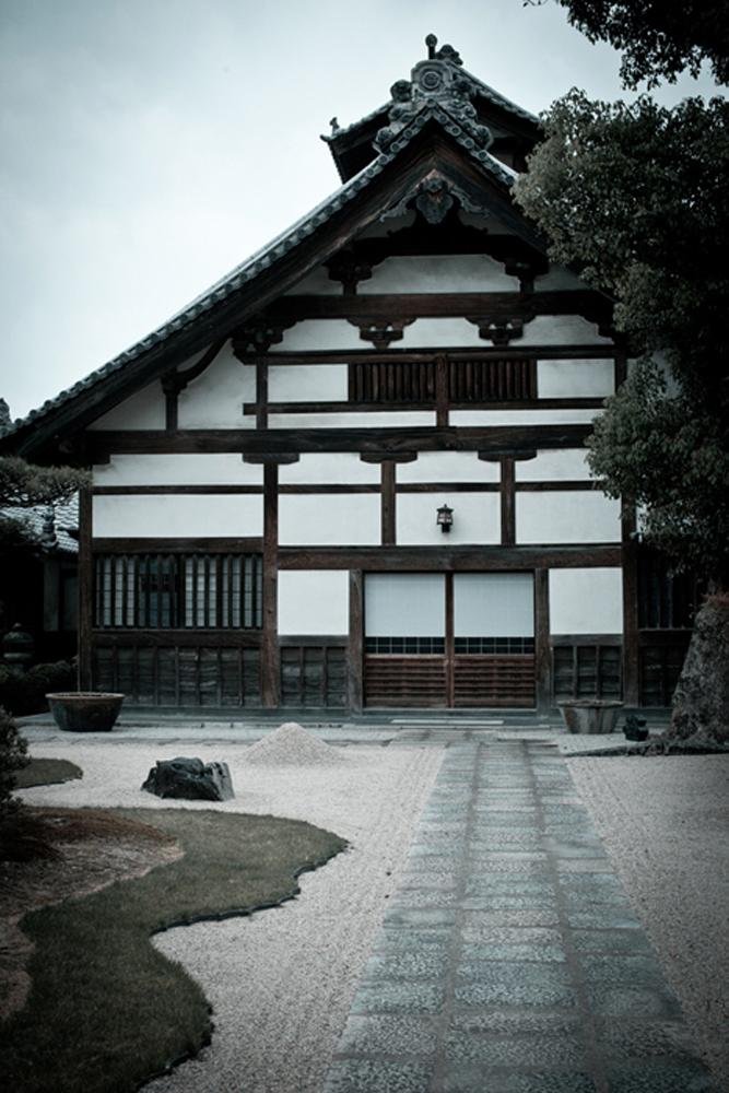Le temple Tocho-ji est entour&eacute; de b&acirc;timents somptueux et d&#39;un jardin parfaitement entretenu
