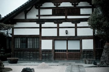 <p>Tochoji temple is surrounded by interesting buildings with immaculately kept gardens</p>