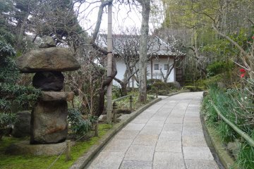 <p>ทางเดินผ่านสวนญี่ปุ่นเล็กๆ</p>