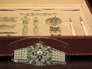 A beautiful 1930s sash clip that can be worn in twelve different ways