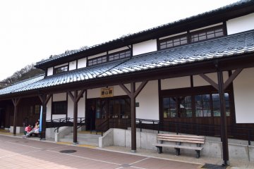 에치젠 철도 가쓰야마 역, 원래 1914년에 지어졌고 2004년에 일본의 무형문화재로 지정되었다. 현재의 건물은 2013년에 보수되었다.