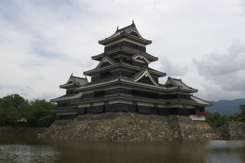 <p>Из-за черных стен и характерного очертания боковых башен, напоминающих распростертые птичьи крылья, замок Мацумото был прозван &quot;Замком черного ворона&quot;</p>