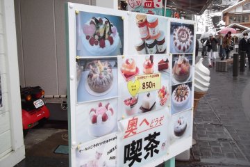 <p>Cakes sets to eat in (probably) or take away (possibly)</p>