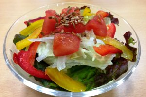 Salad xanh đi kèm với nước tương Nhật và hạt vừng Wafu rải lên trên. Sự kết hợp giữa gừng, giấm gạo, nước tương, vừng và dầu thực vật khiến món salad trở nên ngon miệng vô cùng.